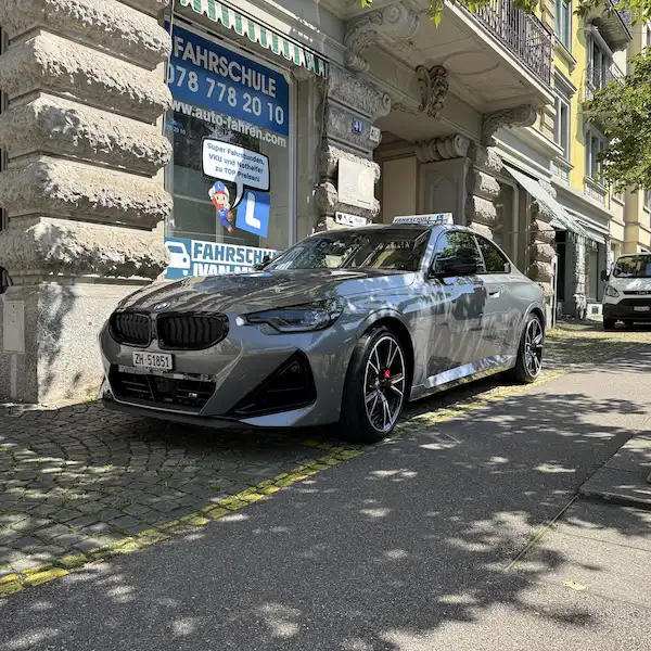 die-besten-fahrlehrer-in-zürich-sowie-fahrlehrerin-in-zürich-für-top-fahrstunden-und-vku-verkehrskunde-kurse-und-eine-sichere-qualitätsausbildung